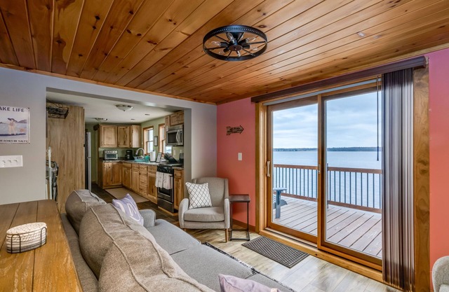 Black Bay Chalet- Lake front home with magnificent views