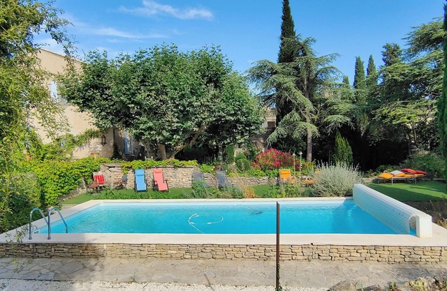 Blanche & Alienor's room (26m2) in a beautiful 17th-century residence in Cabrières d'Avignon