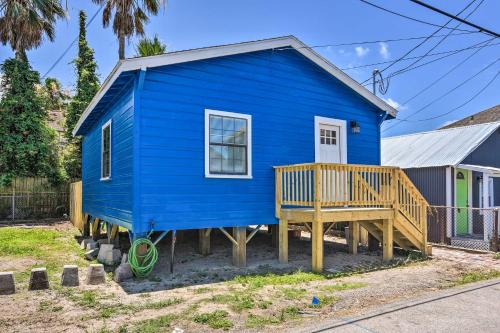 Blue Dolphin Cottage Walk to Galveston Seawall!