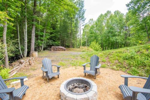 Blue Ridge Mountain Log Cabin - Views - Fireplace - River Access!