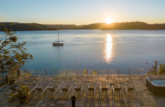 Boat House on Hawkesbury - heated pool, spa and stunning views