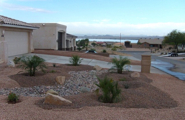 BOEING BAY HIDEAWAY -LAKESIDE - CLEAN - WALK TO WATER - POOL- LAKE VIEWS