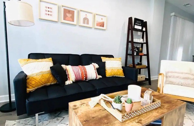 Boho Chic 2BR Condo, Queen Bed With Free Parking