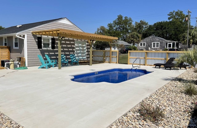 Boro Bungalow in beautiful downtown Swansboro with street legal golf cart