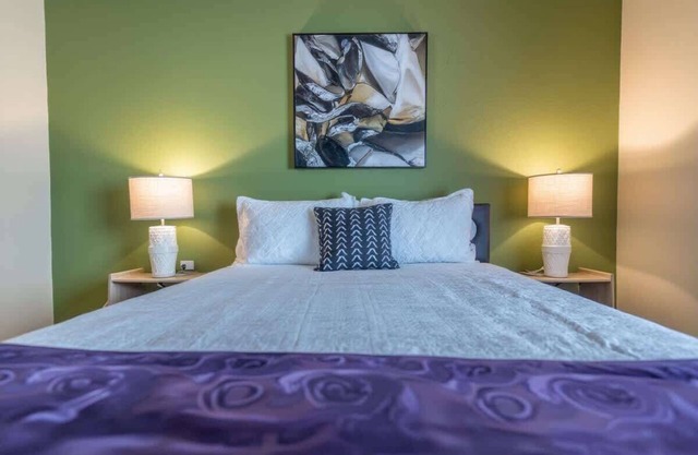Boulevard Stays King 1BR 8 Mins to Downtown Pool, Gym & Parking 04