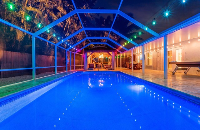 Boynton Beach Renovated House: Safest Area, Screened Pool, Patio, Bar, EVcharger