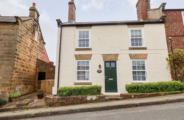 BRAESIDE, pet friendly, with open fire in Fylingthorpe