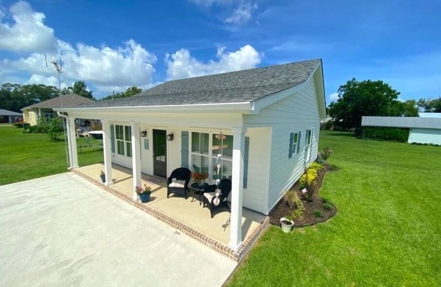 Brand New! Charming cottage, centrally located in Old Town Bay St. Louis.