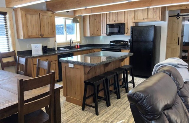 Brand New! Hot Tub, BBQ Grill, WiFi, Yellowstone