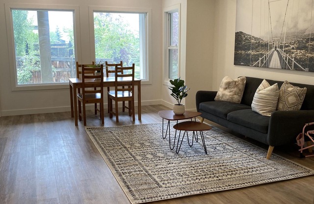 Brand New Suite in Southeast - Free parking & Pet Friendlyn