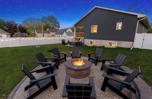 Brand New/walk to Downtown w/Hot tub & fenced yard