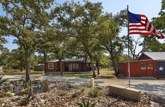 Brandi's Bluebonnet Bungalow | New Listing | Pet-friendly