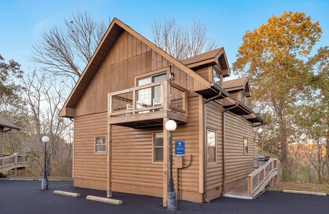 Breathtaking 4 Bedroom Chalet .5 Miles from Dale Hollow Lake #1