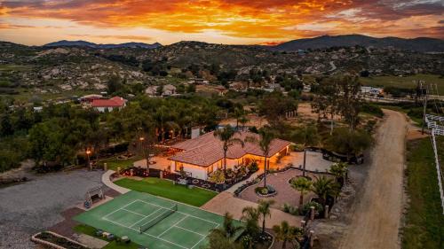 Breathtaking Meadows by AvantStay Temecula Group Retreat Pool Pickleball Firepit Hot Tub