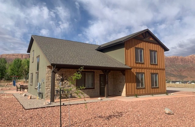 Breccia House, plenty of parking! Sleeps 15