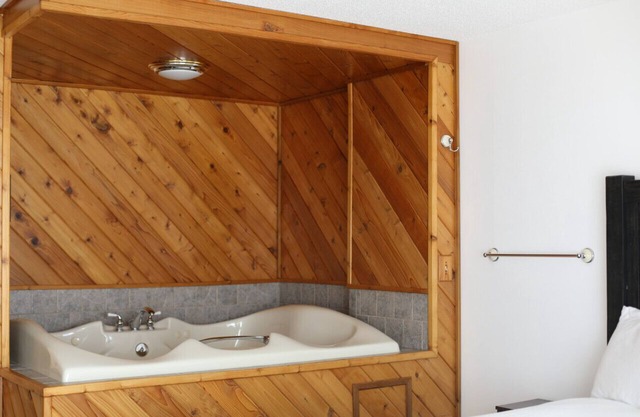 Bridge Inn Suite201 Kitchen HotTub1King 2 Sofabeds