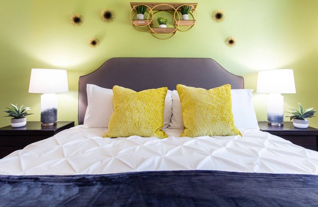 Bright 1Bd/1Ba w/Free Parking, Full Kitchen, Fast WiFi