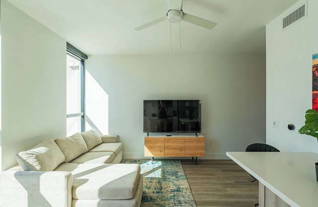 Bright 1BR Haven - Pool & Gym Access + Rooftop