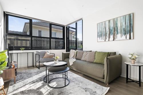 Bright and Modern 1BR Apt with Balcony and Parking