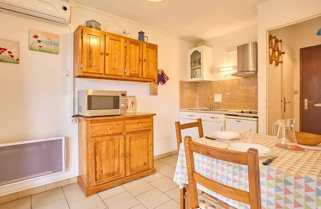 Bright apartment with terrace and air conditioning, parking included