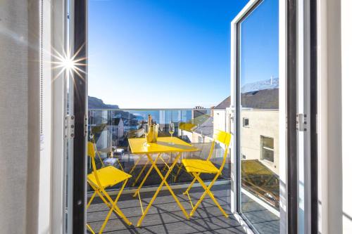 Bright & beautiful 4 bedroom house with sea views