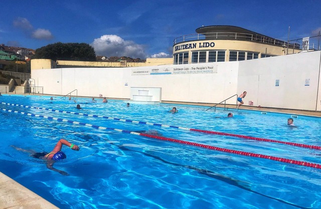 Bright & cheerful seaside house. 15mins drive to Brighton.