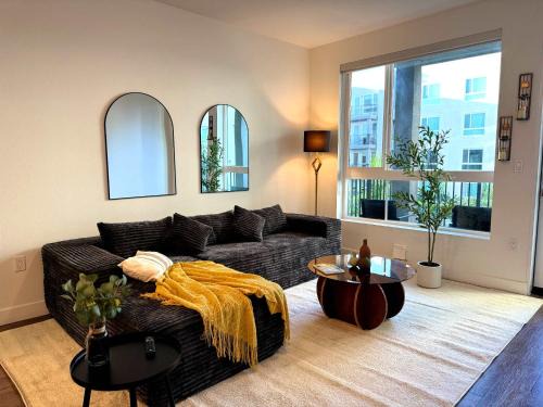 Bright Condo 10 Min from Disneyland With Pool & GYM