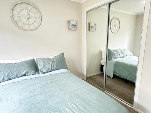 Bright&Cozy Room attached private bathroom - On street parking only