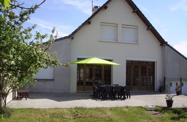 Bright house on large walled garden in a dead end