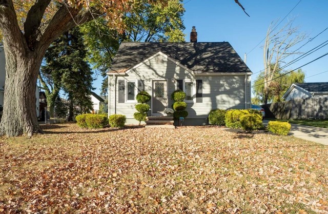 Bright, modern, and cozy Willowick retreat, 20 minutes from downtown Cleveland!