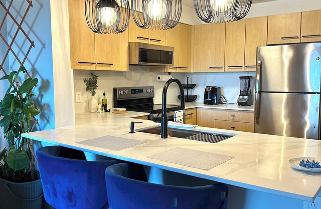 Bright Modern Condo Near SkyTrain & Hospital