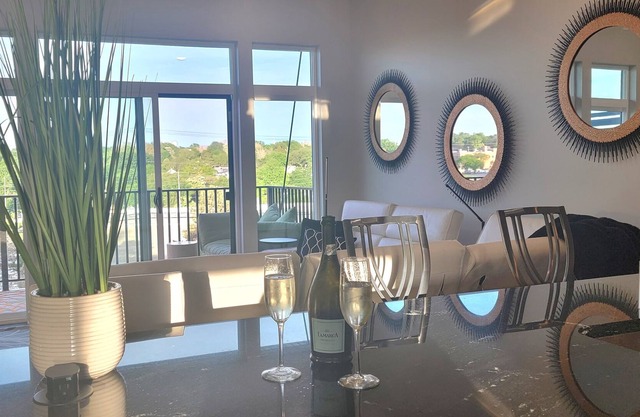 Bright, Open Midtown Luxe Penthouse Apartment Retreat w/Private Balcony