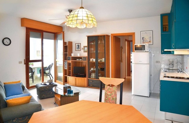 Bright retreat with pool in a quiet and green area close to the beach