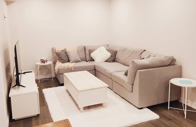 Bright, Spacious, 1 Bdrm Lower Level Suite Minutes to Ski Hills & Starbucks!