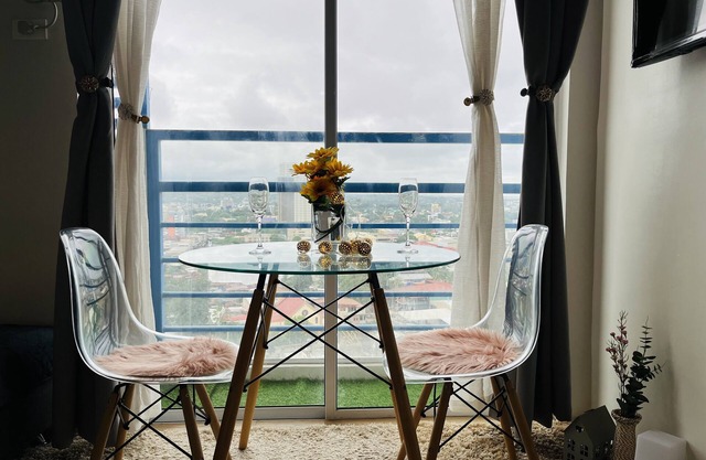 Bright Studio Sleeps 3 With Parking and City View