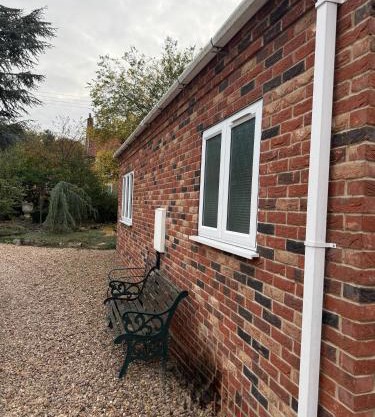 Bright, Stylish 1 KS Bed Bungalow with Private Garden