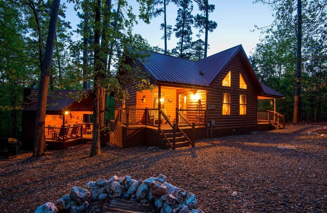 Broken Bow Rental Cabin w/Hot Tub & Bar