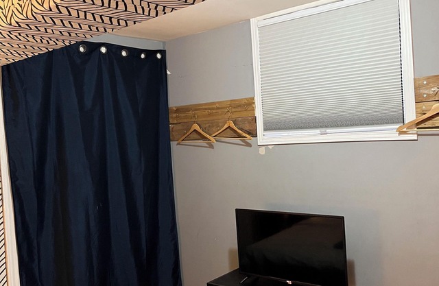 BSMT APT in Dufferin Grove 2 Mins to Subway