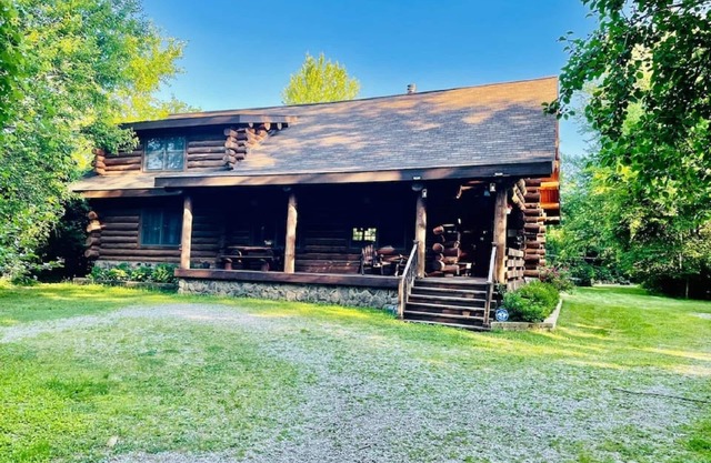 Bud's Paradise- A beautiful cabin in the woods!