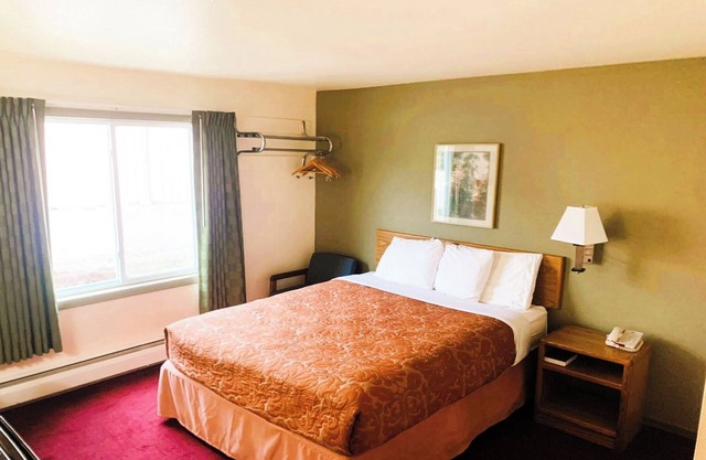 Budget Room Near Staples Dining – Perfect Rest Stop for Road Trippers