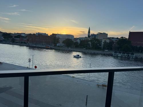 Bulwary nad Odrą Apartments z widokiem na rzekę Odrę i prywatnym miejscem parkingowym