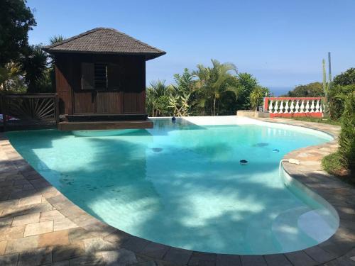 Bungalow confortable à Ruisseau avec piscine partagée