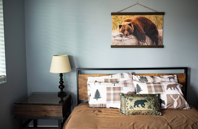 Bunkhouse Bear Room -Private Studio Retreat