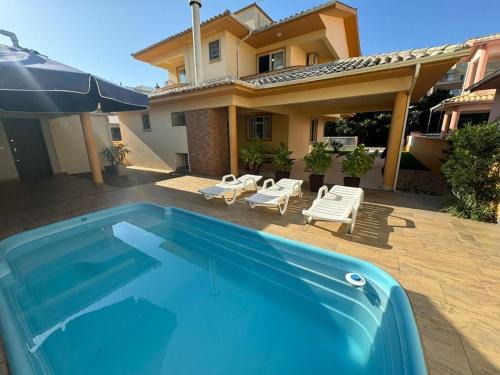 cód 11 - Excelente casa localizada á 180m do mar!