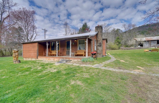 Cabin < 2 Mi to Great Smoky Mtns Nat’l Park!