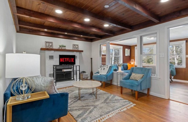 Cabin on the Lake: 2 bed, 1 bath