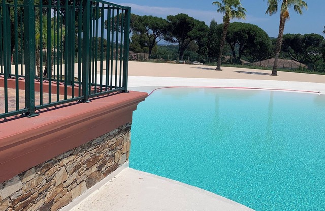 Californian style house in quiet residential park with trees. Gassin