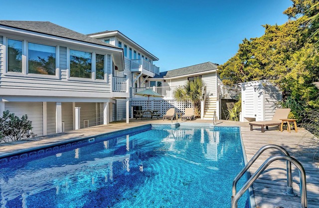 Call Ahead to Heat the Pool! Waterfront retreat!