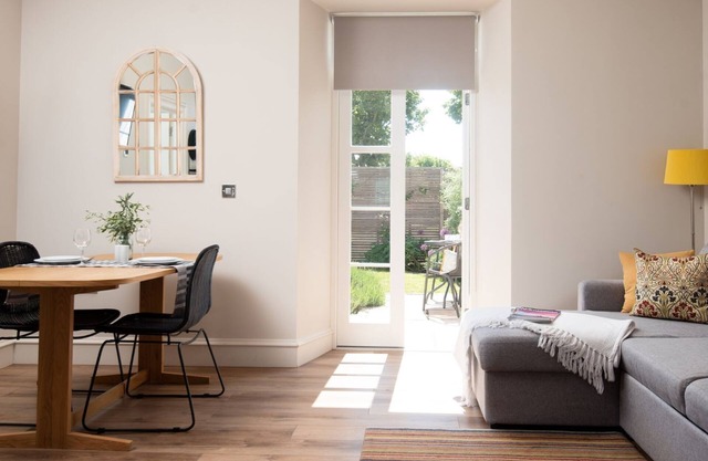 Cambridge Cottage Number One - Sleeping 2 Guests in 1 Bedroom