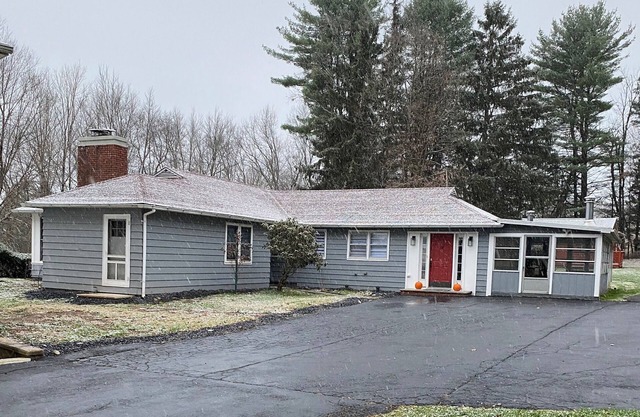 Camelback 5 min away! billiard, foosball surrounded by woods Lodge